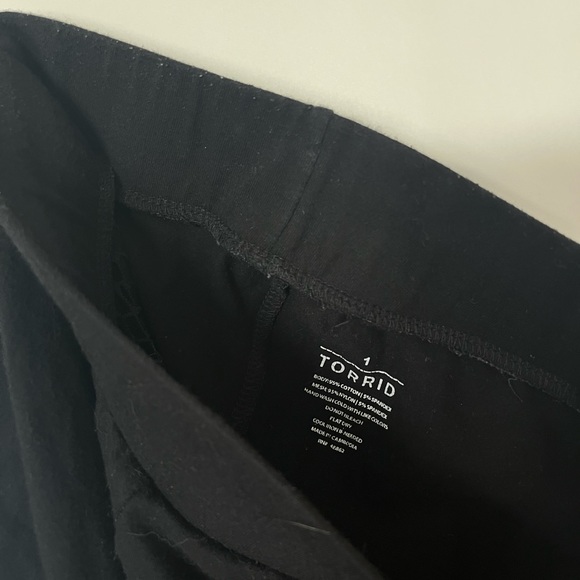 Torrid Women's Plus Size 1 Premium Legging Slashed Fishnet Underlay Black - Picture 3 of 3